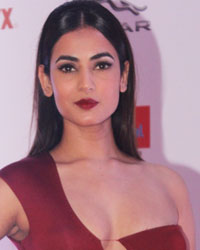 Sonal Chauhan at Filmfare Glamour and Style Awards 2016