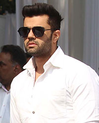 Manish Paul at Funeral of Sridevi