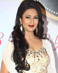 Divyanka Tripathi at Gold Awards 2015 Red Carpet