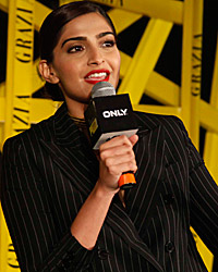 Sonam Kapoor at Grazia Young Fashion Awards 2014