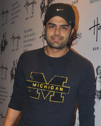 Manish Paul at Harrys Bar Launch