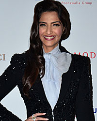 Sonam Kapoor at Hello Hall of Fame Awards 2014