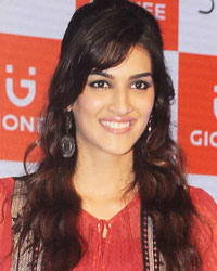 Kriti Sanon at Kriti Sanon Launches Gionee S6S