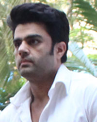 Manish Paul at Prayer Meeting of Shilpa Shetty`s Father