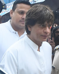 Shah Rukh Khan at Shashi Kapoor Funeral