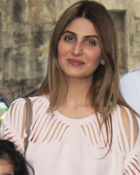 Rishi Kapoor, Neetu Singh along with daughter Riddhima Kapoor Sahani and grand daughter Samara Sahni and Kunal Kapoor