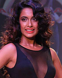 Sarah Jane Dias at Signature International Fashion Weekend