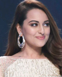 Sonakshi Sinha at Sonakshi Sinha Launches Asus Mobile