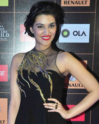 Kriti Sanon at Star Guild Awards 2015