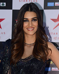 Kriti Sanon at Star Screen Awards Red Carpet 2017