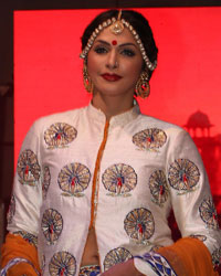 Isha Kopikkar Graced the ramp on World Ethnic Day for designer Ghazal Mishra