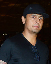 Sonu Nigam snapped at airport Sonu Nigam snapped at airport