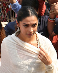 Deepika Padukone visits Siddhivinayak Temple