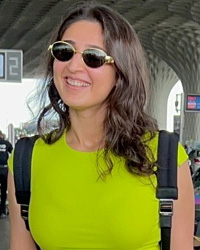 Dhvani Bhanushali snapped at airport