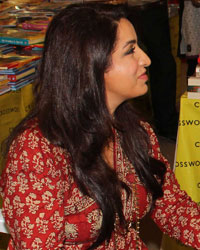 Tisca Chopra promotes her book 'Acting Smart' at landmark, Oberoi mall, Goregaon
