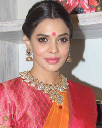 Sara Loren at Veeda Contemporary Weaves Store Launch