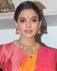 SAra Loren at Veeda Contemporary Weaves Store Launch