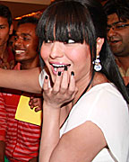 Veena Malik Sets Kissing Record Veena Malik Sets Kissing Record