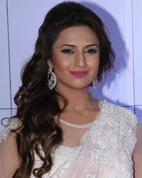 Divyanka Tripathi at Zee Rishtey Awards 2017 Red Carpet