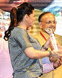 Mamta Sharma receiving award for the Excellence in Entertainment and Media from mayor Ravinder Gupta