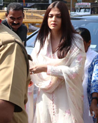 Aishwarya and Abhishek Visit Siddhivinayak Temple