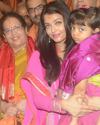 Aishwarya Rai and Vidya Balan Visit Kings Circle Ganpati