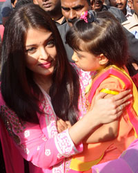 Aishwarya Rai Bachchan Visits Siddhivinayak Temple