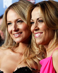 Musicians Jewel (L) and Sheryl Crow pose during the 4th annual American Country Awards in Las Vegas, Nevada