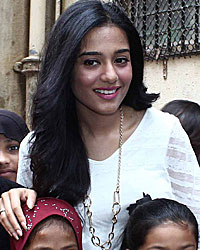 Amrita Rao Visits Pratham NGO