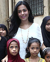 Amrita Rao Visits Pratham NGO