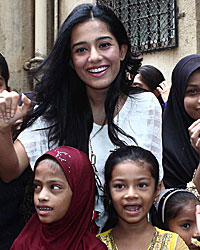 Amrita Rao Visits Pratham NGO