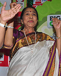 Asha Bhosle performs Ganesh aarti at 92.7 BIG FM studio