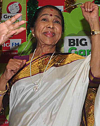 Asha Bhosle performs Ganesh aarti at 92.7 BIG FM studio