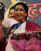 Asha Bhosle Receive Hridayanath Mangeshkar Award