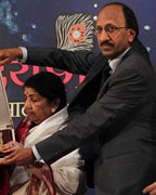 Asha Bhosle Receive Hridayanath Mangeshkar Award