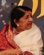 Asha Bhosle Receive Hridayanath Mangeshkar Award