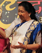 Asha Bhosle Receive Hridayanath Mangeshkar Award