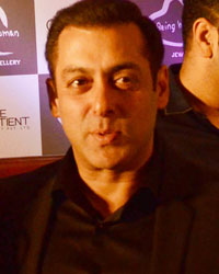 Waluscha Dsouza and  Salman Khan