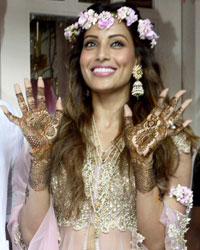 Bipasha Basu and Karan Singh Grover Mehendi