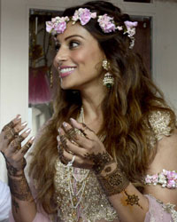 Bipasha Basu and Karan Singh Grover Mehendi