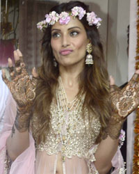 Bipasha Basu and Karan Singh Grover Mehendi