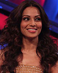 Bipasha Basu on the sets of Dance india Dance Little Masters