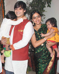 Yashodhara Oberoi, Suresh Oberoi, Vivek Oberoi and Priyanka Alva Oberoi