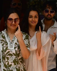 Padmini Kolhapure, Shraddha Kapoor, Siddhanth Kapoor and Tejaswini Kolhapure