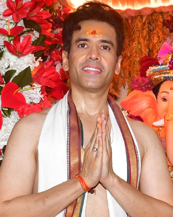Tusshar Kapoor welcomes Ganpati Bappa at his home