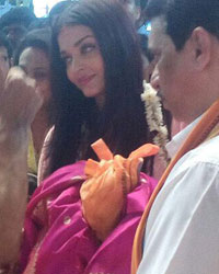 Aishwarya Rai at Ganpati pandal of GSB seva mandal