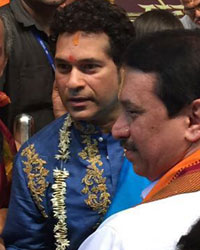 Sachin Tendulkar offer prayers at Lalbaugcha Raja