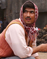 Location shooting of upcoming film 'Detective Byomkesh Bakshi' in Mumbai