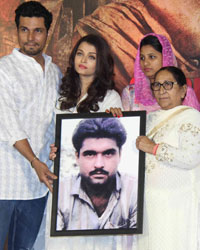 Randeep Hooda, Aishwarya Rai Bachchan, Sarabjit Singh's sister Dalbir Kaur, daughter Poonam Kaur, wife Sukhpreet Kaur, actors Richa Chadha and Darshan Kumaar