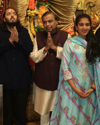 Shloka MEhta, Anant Ambani, Mukesh Ambani and Radhika Anant Ambani